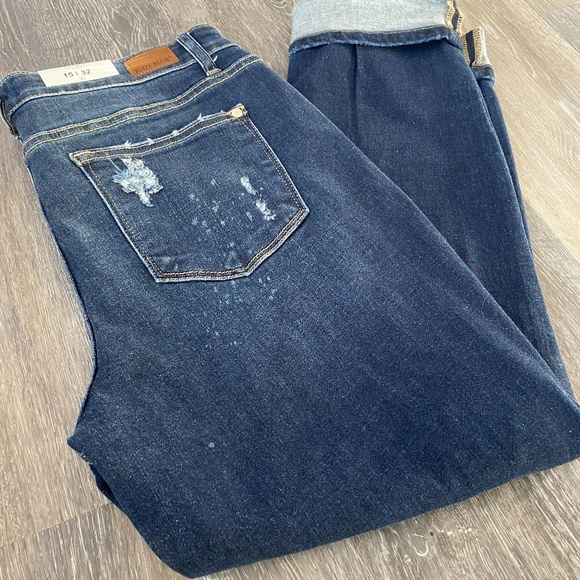 Judy Blue Distressed Bleach Splatter Boyfriend Jeans - Picture 7 of 9